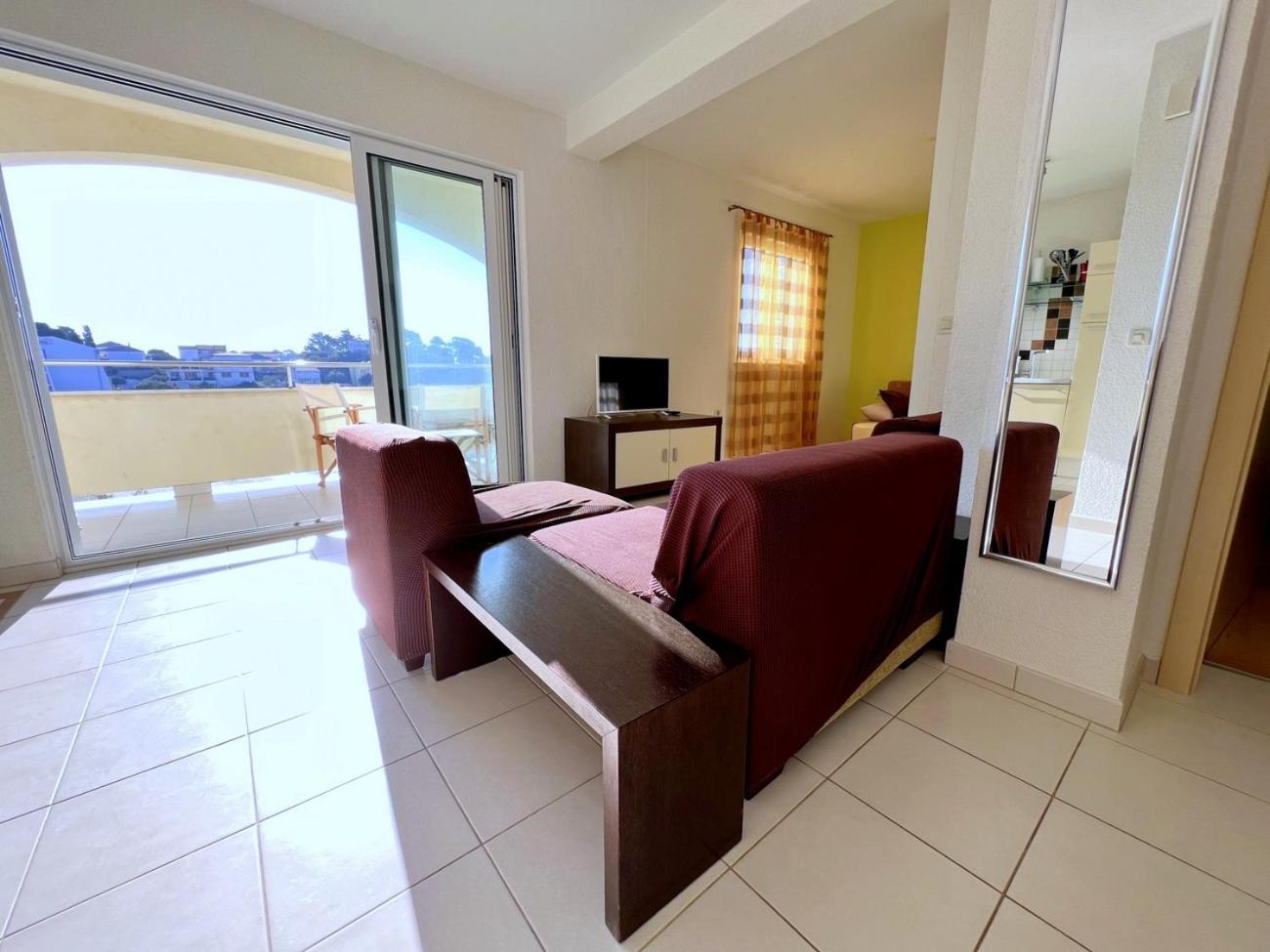 Marles Beach Residence Banjol Room photo